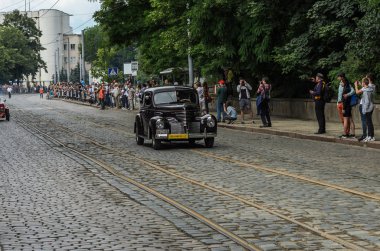 Lviv, Ukrayna - Haziran 2018: Eski vintage retro araba şehir sokak siyah