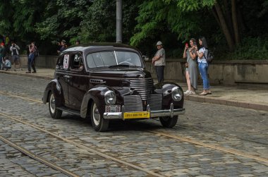 Lviv, Ukrayna - Haziran 2018: Eski vintage retro araba şehir sokak siyah
