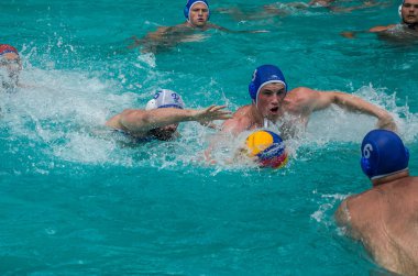 Lviv, Ukrayna - Haziran 2018: Sporcular oyun sutopu havuzda