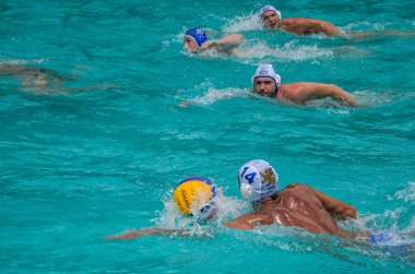 Lviv, Ukrayna - Haziran 2018: Sporcular oyun sutopu havuzda