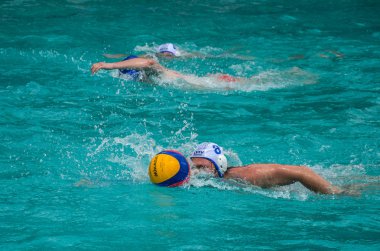 Lviv, Ukrayna - Haziran 2018: Sporcular oyun sutopu havuzda