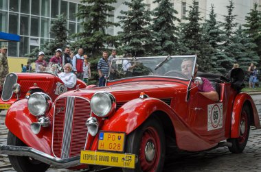 Lviv, Ukrayna - Haziran 2018: Eski vintage retro kırmızı cabriolet araç şehir sokak