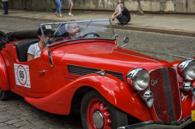 Lviv, Ukrayna - Haziran 2018: Eski vintage retro kırmızı cabriolet araç şehir sokak