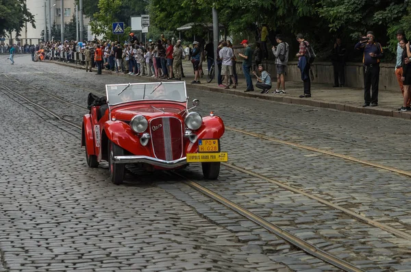 Lviv, Ukrayna - Haziran 2018: Eski vintage retro kırmızı cabriolet araç şehir sokak