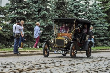 Lviv, Ukrayna - Haziran 2018: Eski vintage retro araba Ford T şehri sokak sürmek