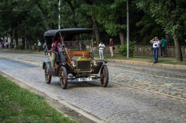 Lviv, Ukrayna - Haziran 2018: Eski vintage retro araba Ford T şehri sokak sürmek