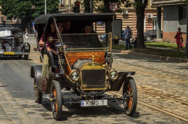 Lviv, Ukrayna - Haziran 2018: Eski vintage retro araba Ford T şehri sokak sürmek