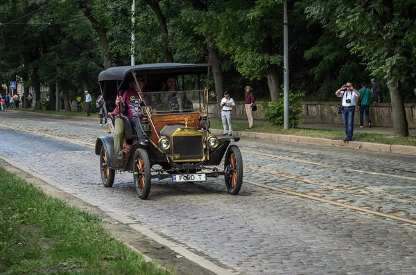 Lviv, Ukrayna - Haziran 2018: Eski vintage retro araba Ford T şehri sokak sürmek