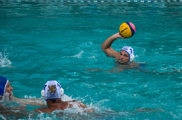 Lviv, Ukrayna - Haziran 2018: Sporcular oyun sutopu havuzda