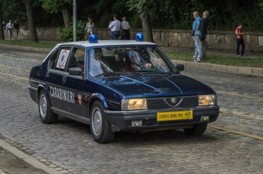 Lviv, Ukrayna - Haziran 2018: Eski vintage polis arabası Alfa Romeo Flaşörler ve jandarma yazıt ile