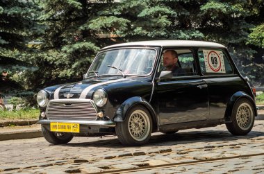 Lviv, Ukrayna - Haziran 2018: Eski vintage retro araba Mini Cooper sokak şehir