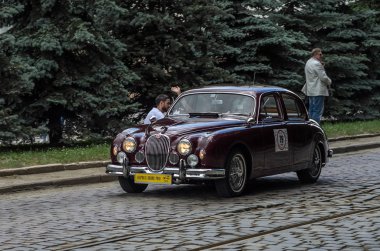 Lviv, Ukrayna - Haziran 2018: Lüks eski vintage retro araba Jaguar şehrin sokaklarında rides