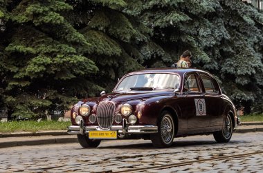 Lviv, Ukrayna - Haziran 2018: Lüks eski vintage retro araba Jaguar şehrin sokaklarında rides
