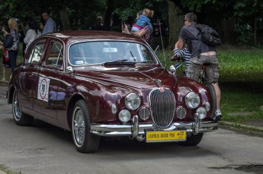Lviv, Ukrayna - Haziran 2018: Lüks eski vintage retro araba Jaguar şehrin sokaklarında rides