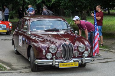 Lviv, Ukrayna - Haziran 2018: Lüks eski vintage retro araba Jaguar şehrin sokaklarında rides