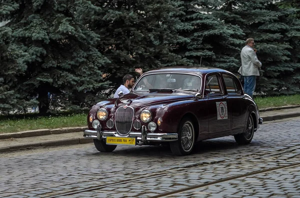 Lviv, Ukrayna - Haziran 2018: Lüks eski vintage retro araba Jaguar şehrin sokaklarında rides