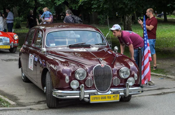 Lviv, Ukrayna - Haziran 2018: Lüks eski vintage retro araba Jaguar şehrin sokaklarında rides