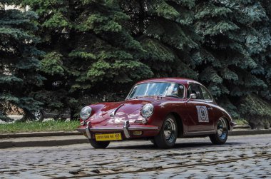 Lviv, Ukrayna - Haziran 2018: Eski vintage retro araba Porsche şehrin sokaklarında rides