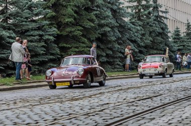 Lviv, Ukrayna - Haziran 2018: Eski vintage retro araba Porsche şehrin sokaklarında rides