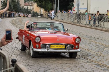 Lviv, Ukrayna - Haziran 2018: Eski eski model kırmızı retro araba cabriolet Ford şehir sokaklarında rides