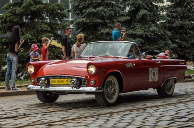Lviv, Ukrayna - Haziran 2018: Eski eski model kırmızı retro araba cabriolet Ford şehir sokaklarında rides