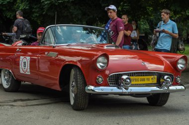 Lviv, Ukrayna - Haziran 2018: Eski eski model kırmızı retro araba cabriolet Ford şehir sokaklarında rides