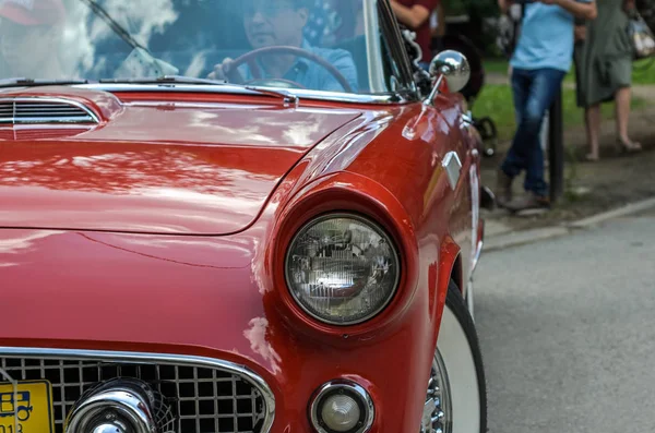 Lviv, Ukrayna - Haziran 2018: Eski eski model kırmızı retro araba cabriolet Ford şehir sokaklarında rides