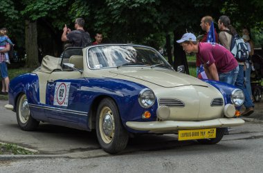 Lviv, Ukrayna - Haziran 2018: Eski vintage retro araba cabriolet Volkswagen şehrin sokaklarında rides