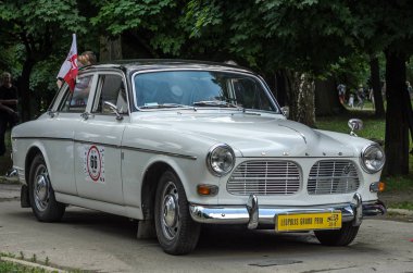 Lviv, Ukrayna - Haziran 2018: Eski vintage retro Volvo otomobil sürmek şehrin sokaklarında