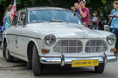 Lviv, Ukrayna - Haziran 2018: Eski vintage retro Volvo otomobil sürmek şehrin sokaklarında