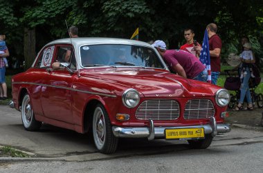 Lviv, Ukrayna - Haziran 2018: Eski vintage retro Volvo otomobil sürmek şehrin sokaklarında