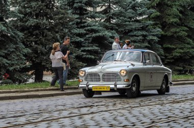 Lviv, Ukrayna - Haziran 2018: Eski vintage retro Volvo otomobil sürmek şehrin sokaklarında