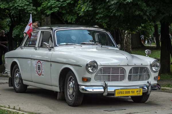 Lviv, Ukrayna - Haziran 2018: Eski vintage retro Volvo otomobil sürmek şehrin sokaklarında