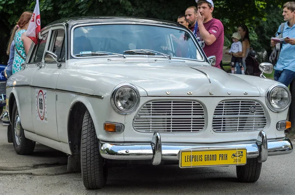 Lviv, Ukrayna - Haziran 2018: Eski vintage retro Volvo otomobil sürmek şehrin sokaklarında