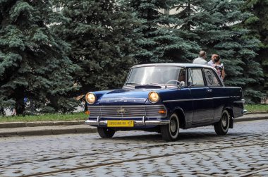 Lviv, Ukrayna - Haziran 2018: Şehrin sokaklarında eski vintage retro Opel araba sürmek