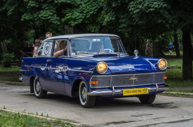 Lviv, Ukrayna - Haziran 2018: Şehrin sokaklarında eski vintage retro Opel araba sürmek