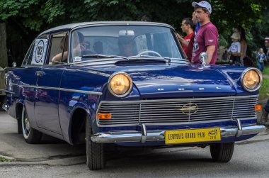 Lviv, Ukrayna - Haziran 2018: Şehrin sokaklarında eski vintage retro Opel araba sürmek