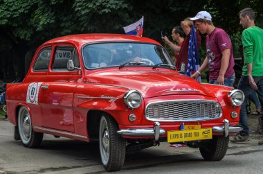 Lviv, Ukrayna - Haziran 2018: Şehrin sokaklarında eski vintage retro Skoda araba sürmek