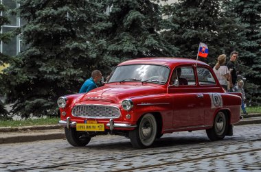 Lviv, Ukrayna - Haziran 2018: Şehrin sokaklarında eski vintage retro Skoda araba sürmek