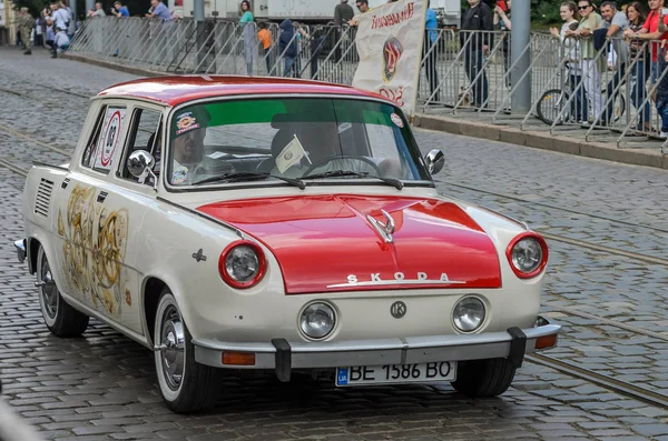 Lviv Ucraina Giugno 2018 Vecchia Auto Vintage Retrò Skoda Attraversa — Foto Stock