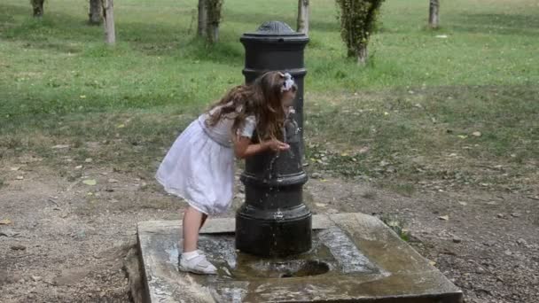 Чарівний Дитина Дівчинка Плаття Питної Води Від Римського Фонтану Спекотний — стокове відео