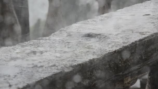 Şiddetli Yağmur Damlar Üzerinde Beton Korkuluk — Stok video