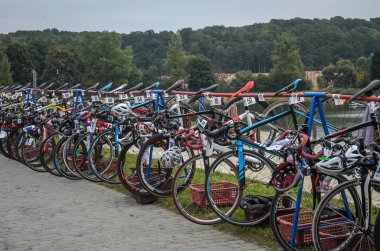Ukrayna, Lviv - Eylül 2018: Aktarım alanının triatlon rekabet Park alanında spor bisiklet