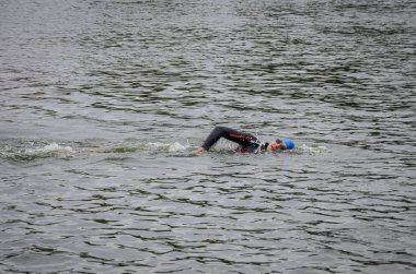 Ukrayna, Lviv - Eylül 2018: Sporcular yüzücüler wetsuits gölde boyunca triatlon yarışma sırasında yüzmek