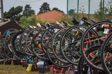 Ukrayna, Lviv - Eylül 2018: Aktarım alanının triatlon rekabet Park alanında spor bisiklet