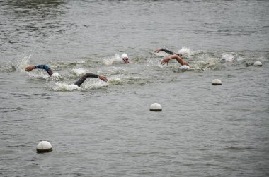 Ukrayna, Lviv - Eylül 2018: Sporcular yüzücüler wetsuits gölde boyunca triatlon yarışma sırasında yüzmek