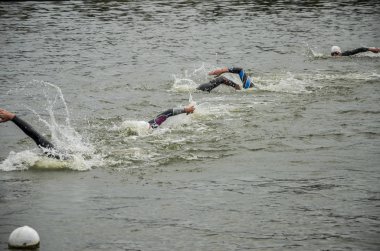 Ukrayna, Lviv - Eylül 2018: Sporcular yüzücüler wetsuits gölde boyunca triatlon yarışma sırasında yüzmek