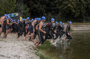 Ukrayna, Lviv - Eylül 2018: Su triatlon rekabet yüzmeye wetsuits başında sporcularda girmek