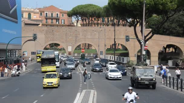 Roma Italien August 2018 Fußgängerüberweg Auf Dem Menschen Gehen Und — Stockvideo