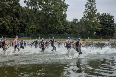 Ukrayna, Lviv - Eylül 2018: Su triatlon rekabet yüzmeye wetsuits başında sporcularda girmek